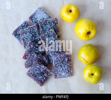 Tagliare la marmellata fatta di chaenomeles Foto Stock