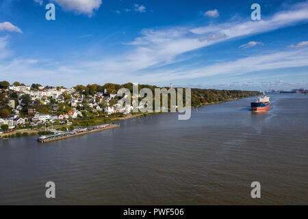 Nave da carico sul fiume Elba attraversa il quartiere Blankenese di Amburgo Foto Stock