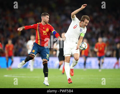 Inghilterra Harry Kane (sinistra) e Spagna Sergio Ramos durante le Nazioni League a Benito Villamarin Stadium, Siviglia. Stampa foto di associazione. Picture Data: lunedì 15 ottobre, 2018. Vedere PA storia SOCCER Spagna. Foto di credito dovrebbe leggere: Nick Potts/filo PA. Restrizioni: Utilizzo soggetto a restrizioni FA. Solo uso editoriale. Uso commerciale solo con il preventivo consenso scritto di FA. Nessuna modifica tranne il ritaglio. Foto Stock