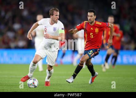 Inghilterra Harry Kane (sinistra) e Spagna Sergio Busquets durante le Nazioni League a Benito Villamarin Stadium, Siviglia. Stampa foto di associazione. Picture Data: lunedì 15 ottobre, 2018. Vedere PA storia SOCCER Spagna. Foto di credito dovrebbe leggere: Nick Potts/filo PA. Restrizioni: Utilizzo soggetto a restrizioni FA. Solo uso editoriale. Uso commerciale solo con il preventivo consenso scritto di FA. Nessuna modifica tranne il ritaglio. Foto Stock