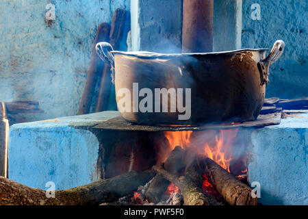 Cucina con forno a legna tipico degli interni del Brasile nella comunità più povere o che conserva le antiche tradizioni Foto Stock