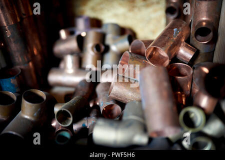 Raccordi in rame e scarti fotografati in un'officina hvac. Foto Stock