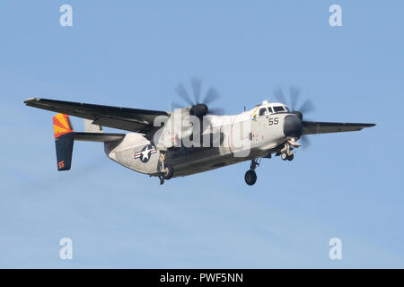 USN Grumman Greyhound da VRC-40 imbarcato a bordo della USS Harry S Truman in atterraggio a RAF Mildenhall per una breve sosta prima di ritornare al vettore. Foto Stock