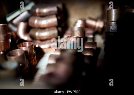 Raccordi in rame e scarti fotografati in un'officina hvac. Foto Stock