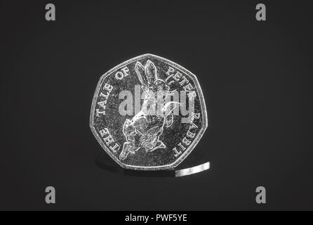 Il racconto di Peter Rabbit Special edition UK 50p (50 pence) moneta dalla Beatrix Potter Collection Foto Stock