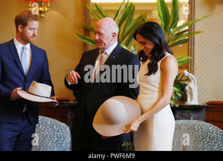 Il Duca e la Duchessa di Sussex guarda bush cappelli con Australia il Governatore Generale Peter Cosgrove all'Admiralty House di Sydney il primo giorno della coppia reale della visita in Australia. Foto Stock