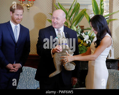 In Australia il Governatore Generale Peter Cosgrove dà il Duca e la Duchessa di Sussex un giocattolo canguro - con un bambino - all'Admiralty House di Sydney il primo giorno della coppia reale della visita in Australia. Foto Stock