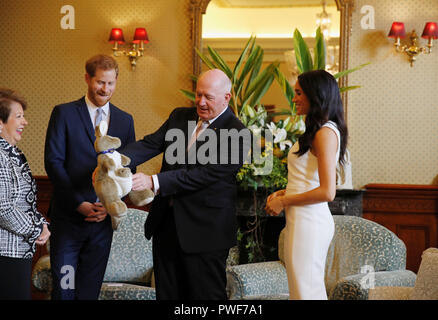 In Australia il Governatore Generale Peter Cosgrove dà il Duca e la Duchessa di Sussex un giocattolo canguro - con un bambino - all'Admiralty House di Sydney il primo giorno della coppia reale della visita in Australia. Foto Stock