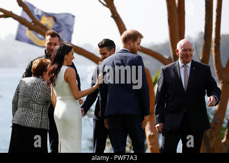 Il Duca e la Duchessa di Sussex con Australia il Governatore Generale Peter Cosgrove (destro) nella motivazione della Admiralty House di Sydney il primo giorno della coppia reale della visita in Australia. Foto Stock