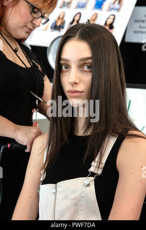 New York, NY - 06 Settembre 2018: Larissa Marchiori prepara il backstage di Tadashi Shoji Primavera Estate 2019 fashion show durante la moda di New York Foto Stock