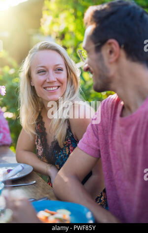 Durante un picnic, giovane e bella donna sorridente al suo fidanzato