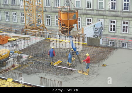 Wien, Baustelle des Wohnbaus Beatrixgasse 11, Betonieren einer Geschoßdecke Foto Stock