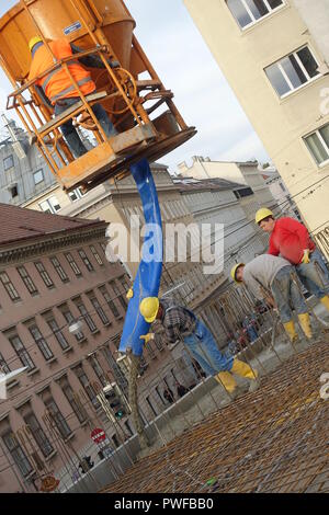 Wien, Baustelle des Wohnbaus Beatrixgasse 11, Betonieren einer Geschoßdecke Foto Stock