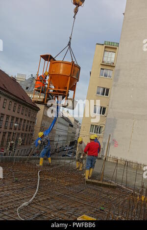 Wien, Baustelle des Wohnbaus Beatrixgasse 11, Betonieren einer Geschoßdecke Foto Stock