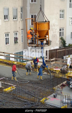 Wien, Baustelle des Wohnbaus Beatrixgasse 11, Betonieren einer Geschoßdecke Foto Stock