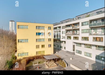 Wien, moderne Wohnhausanlage Rößlergasse 15, Michael A. Hein, Christoph Mayrhofer, 2002-2004, der letzte Gemeindebau Wiens Foto Stock