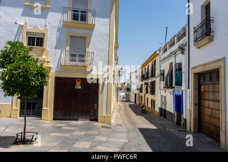 Cordoba, Spagna - 20 Giugno: strada vuota nel mezzo di edifici in città contro il cielo, Europa Foto Stock