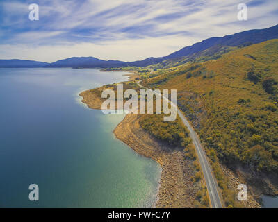 Autostrada rurale lungo il fiume Tumut coste e montagne. Blowering, NSW, Australia Foto Stock