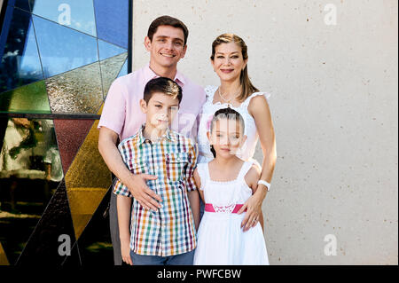 MERIDA, YUC/MESSICO - Nov 18, 2017: Ritratto di famiglia messicana al di fuori di una chiesa, dopo aver partecipato al battesimo di twin nipoti. Foto Stock