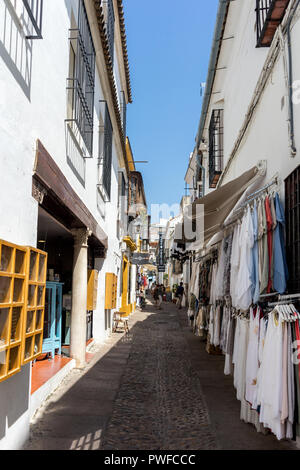 Cordoba, Spagna - giugno 20:STREET nel mezzo di edifici in città, Europa Foto Stock