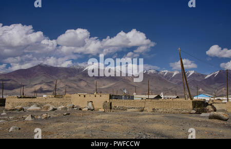 Scene di alta quota villaggio sul lago di Karakul, Tagikistan Foto Stock