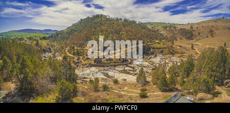 Adelong cade e rovine del Mulino d'oro sulla luminosa giornata soleggiata, NSW, Australia - panorama dell'antenna Foto Stock