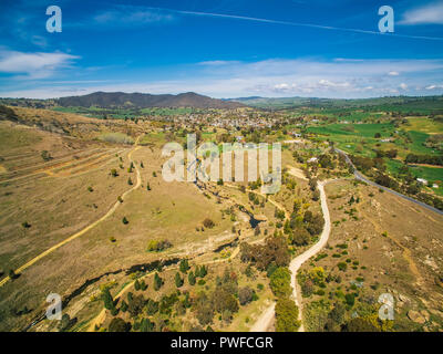 Vista aerea di colline e città Adelong in NSW, Australia Foto Stock