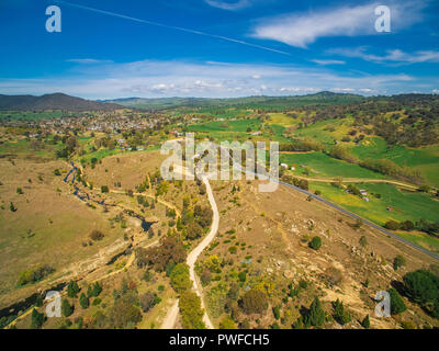 Paesaggio di colline e città Adelong in NSW, Australia - vista aerea Foto Stock