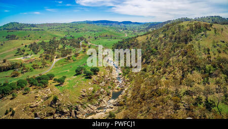 Adelong creek e scenic hills - antenna paesaggio panoramico del NSW, Australia Foto Stock