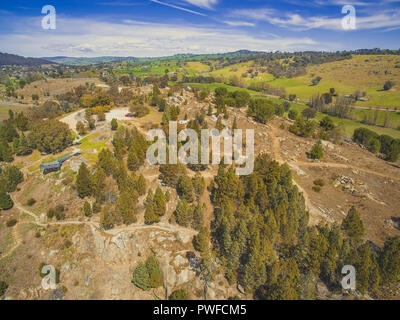 Colline boscose in Adelong, NSW, Australia - vista aerea Foto Stock