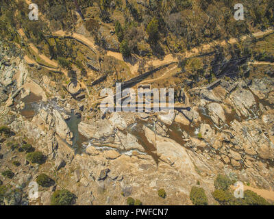 Guardando verso il basso nello storico rovine del Mulino d'oro in Adelong, NSW, Australia Foto Stock