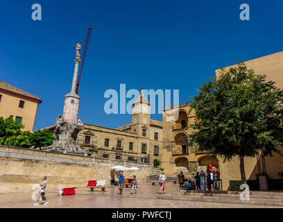 Cordoba, Spagna - 20 Giugno : GRUPPO DI PERSONE DI FRONTE AL Triuinfo Arcangel San Rafael Patrono de Cordoba Andalucia contro il cielo blu chiaro, Europa Foto Stock