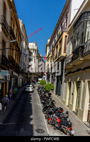 Cordoba, Spagna - 20 Giugno : vetture su strada in mezzo a edifici in città, Europa Foto Stock