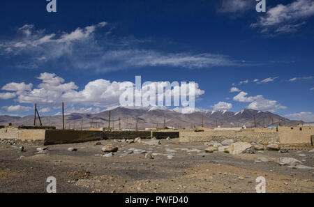 Scene di alta quota villaggio sul lago di Karakul, Tagikistan Foto Stock