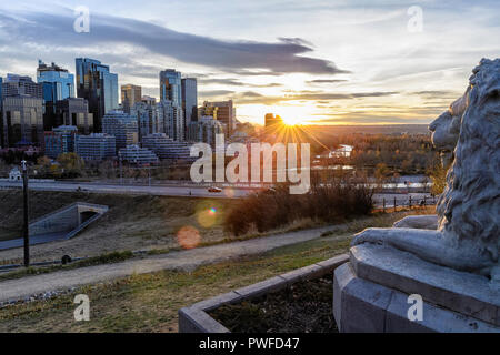 Un'iconica scultura di leoni di Calgary si affaccia ora sulla sua vecchia casa sul Centre Street Bridge installato nel Rotary Park, skyline di Calgary, Alberta Canada Foto Stock