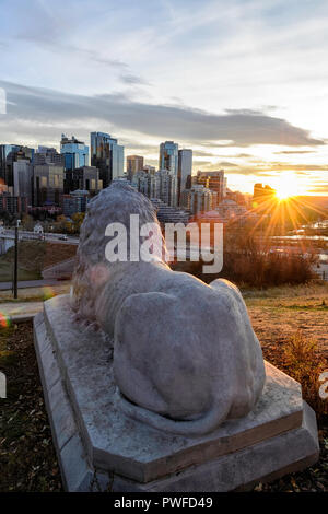 Un'iconica scultura di leoni di Calgary si affaccia ora sulla sua vecchia casa sul Centre Street Bridge installato nel Rotary Park, skyline di Calgary, Alberta Canada Foto Stock