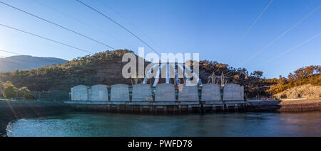 Tumut Power Station al tramonto - ampio panorama Foto Stock