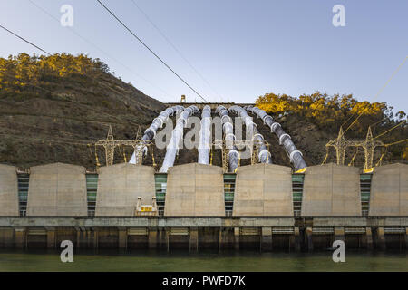 Tumut Power Station al tramonto. Talbingo, NSW, Australia Foto Stock