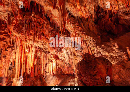 Antica grotta di pietra calcarea con stalattiti in Australia Foto Stock