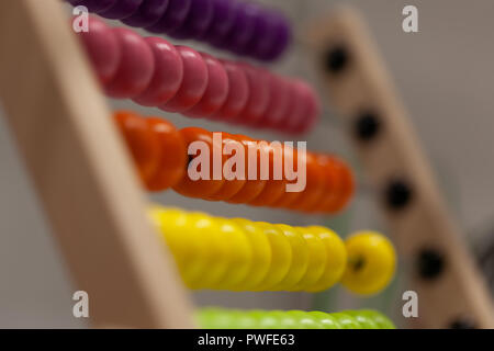 In legno colorato abacus per bambini all'istruzione. Profondità di campo Foto Stock