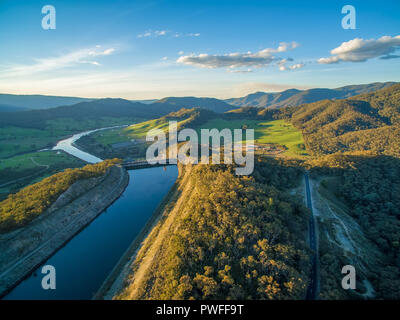 Paesaggio di colline e lungo il fiume nella splendida campagna australiana al tramonto Foto Stock
