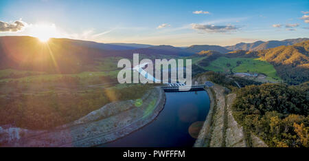 Antenna di ampio panorama di Tumut fiume e le montagne al tramonto con sun flare. NSW, Australia Foto Stock