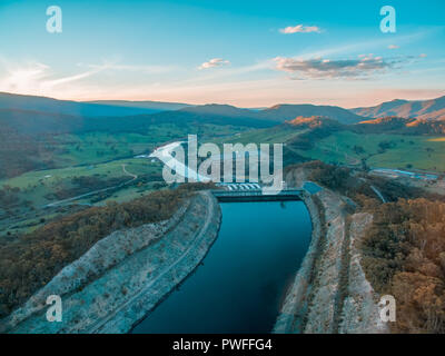 Sunset over Tumut Power Station e il fiume amnog montagne al tramonto. NSW, Australia Foto Stock