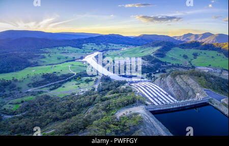 Antenna paesaggio panoramico del fiume Tumut, power station e montagne Foto Stock