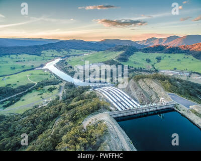 Tubi di enorme di Tumut centrale idroelettrica al tramonto Foto Stock