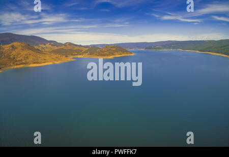 Antenna di ampio panorama del lago e delle montagne in NSW, Australia Foto Stock