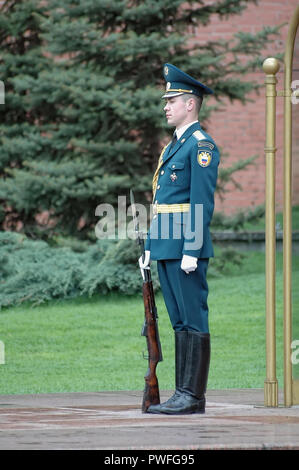 Mosca, Russia - 12 Maggio 2006: modifica di soldati di guardia in Alexander's garden vicino a fiamma eterna presso la tomba del Soldato sconosciuto Foto Stock