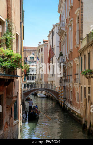 Tranquillo canale di Venezia Foto Stock