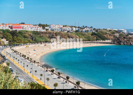 La spiaggia della città e del porto di Sines. Alentejo, Portogallo Foto Stock