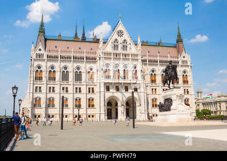 Budapest, Ungheria - 4 Giugno 2017: i turisti a piedi su via Kossuth Lajos (piazza Kossuth Lajos Square ter) vicino alla statua equestre del conte Gyula Andrassy Foto Stock
